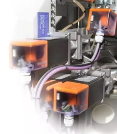 一臺高精度多功能工業(yè)級的封邊機已成為板式家具工廠最迫切需要